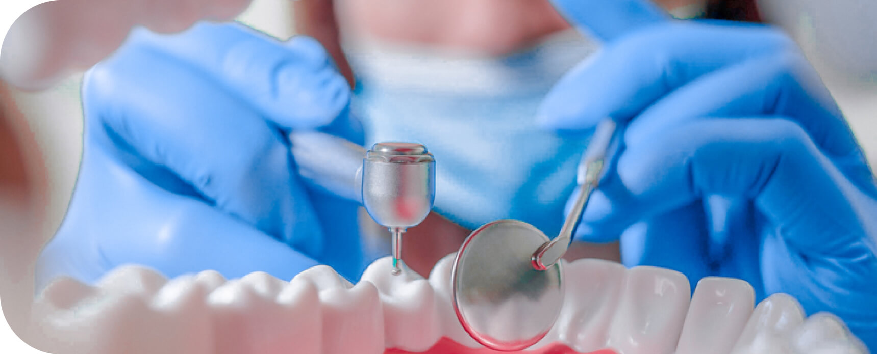 Odontologa revisando dientes